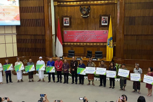 Gubernur Bali Serahkan 32.273 Kartu BPJS Ketenagakerjaan kepada Rohaniwan Lintas Agama se-Bali
