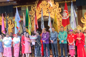 KESBANGPOL Bali libatkan Organisasi Kemasyarakatan (ORMAS) seBali pada Fashion Show Serangkaian Penutupan Pameran IKM Bali Bangkit Tahap 3 Tahun 2023, SPEKTAKULER!