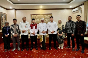 Kaban KESBANGPOL Bali dampingi WAGUB Terima Audensi IKMS