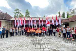 Kesbangpol Bali Serahkan Paket Sembako dan Bendera Merah Putih Kepada Para Veteran dan Masyarakat