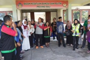 Kesbangpol Provinsi Bali Kerjasama dengan Ormas Pasang bendera Omas.