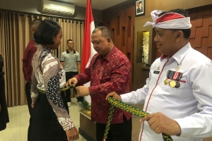 Kaban KESBANGPOL Bali Pasang Kendit ke Calon Paskibraka Bali 2025