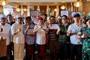 Gubernur Koster Serahkan Bantuan Rp 3.4 M untuk Korban Banjir