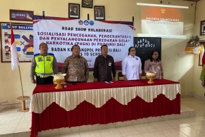 Kesbangpol Bali : 100 Siswa Jalani Tes Urine dengan Hasil Negatif pada Sosialisasi Pencegahan Narkoba di SMA Negeri 1 Pupuan